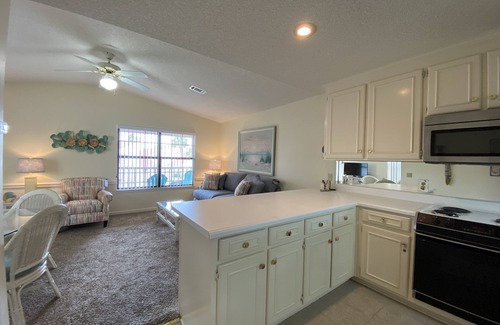 Summer Breeze Condo | Cute 1 Bedroom Condo 3 Min Walk to Beach Sleeps 5 with lots of Amenities!