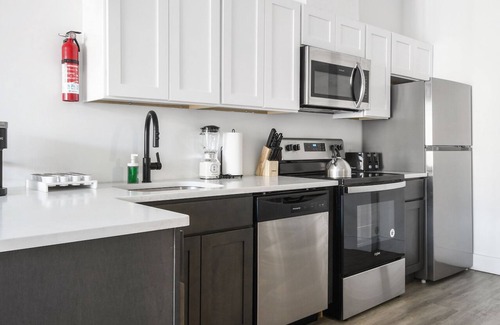 Elizabeth Apartment | Cute 1BR Next to Airport 6160