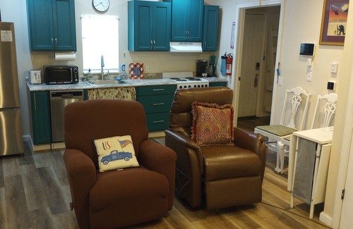 Temple House | Cute 2-bedroom house. WiFi & handicapped accessible near all Hosp. and colleges.