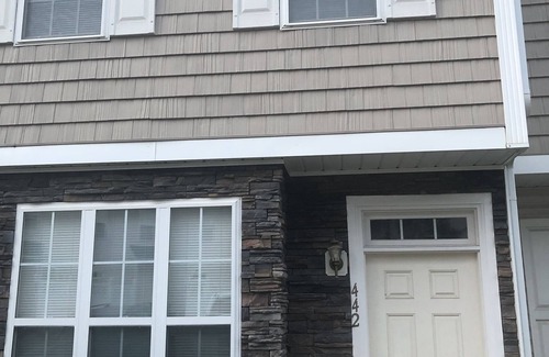 Charlotte House | Cute 2 bedroom Townhome- 10 min from downtown Charlotte