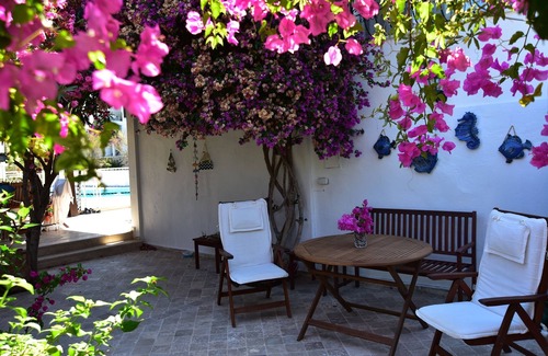 Koyunbaba Apartment | Cute and cosy apartment with private garden + shared pool at Gumusluk