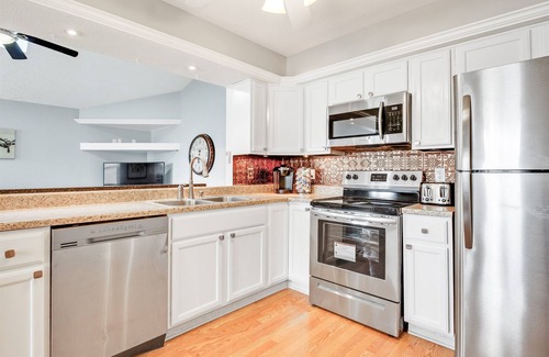 Columbus House | Cute and Cozy 3 Bedroom Ranch Home w/Deck and Fenced Yard