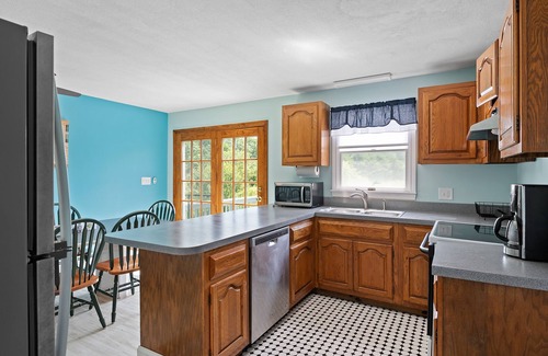 York Beach House | Cute as a button 2 bedroom cottage steps away from 2 Sandy beaches in York Beach