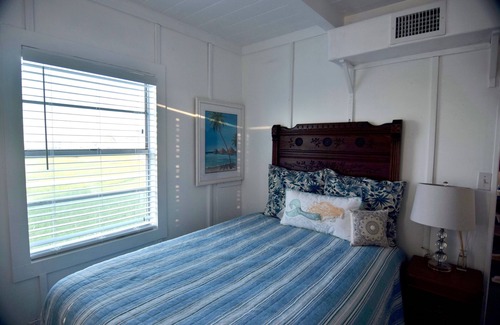 Surfside Beach House | Cute beach cottage just a few blocks from pedestrian beach