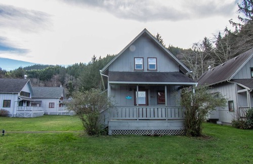 Yachats House | Cute Cabin in Yachats! Short walk to rivers' edge!