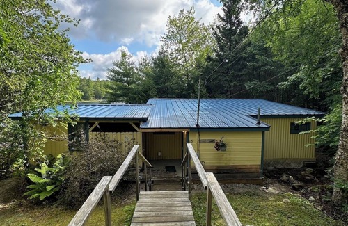 Franklin Cabin | Cute cabin on Donnell Pond near Bar Harbor and Acadia