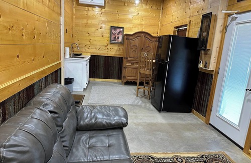 Bryson Cabin | Cute cabin with rustic vibe, pretty view and fishing!