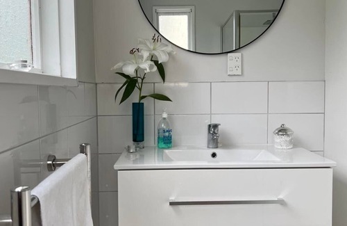 Wellington House | Cute, character bungalow only 10 Mins from CBD with outdoor bath