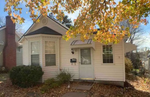 Atchison House | Cute & Comfy Bungalow