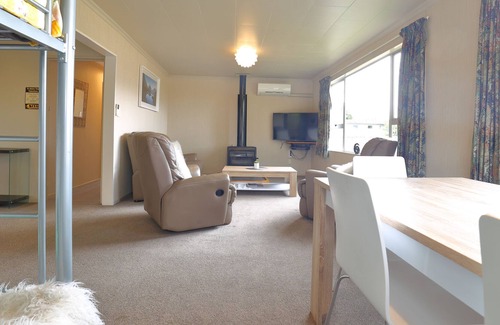 Te Anau Cottage | Cute Cottage 2 mins walk to Lake Te Anau and DOC