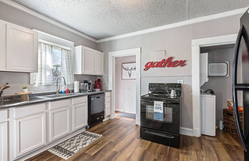 Waco Cottage | Cute Cottage close in Downtown Waco close to Magnolia, Baylor Uni., Cameron Park