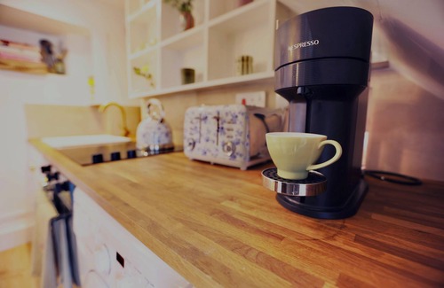 South Leigh Cottage | Cute cottage near a gorgeous village pub and a stones throw from many sights