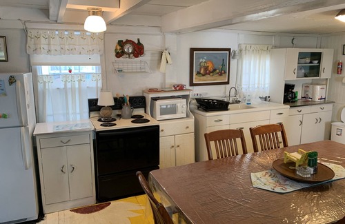 Old Orchard Beach Cottage | Cute cottage only a 10 min walk to the beach.