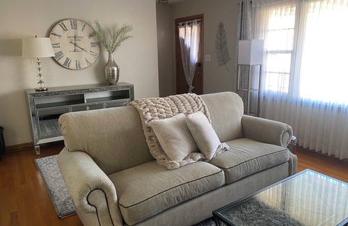 Dubuque House | Cute & Cozy 4 Bedroom 2 Bath Ranch House EXCELLENT SAFE located in center of DBQ