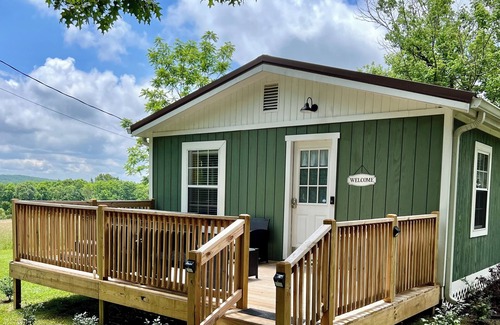 Pikeville Cottage | Cute-Cozy-Clean 2B-2B cottage with hot tub-Pet friendly-Minutes to FCF Park