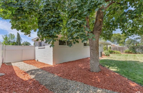 Sandy House | Cute, Cozy Home Minutes from Skiing & Hiking