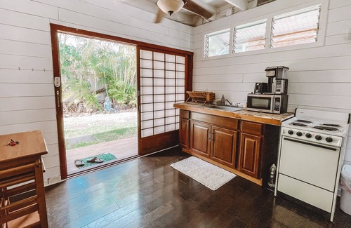 Coconut Grove House | Cute detached guest house with AC in Kailua near the beach!!