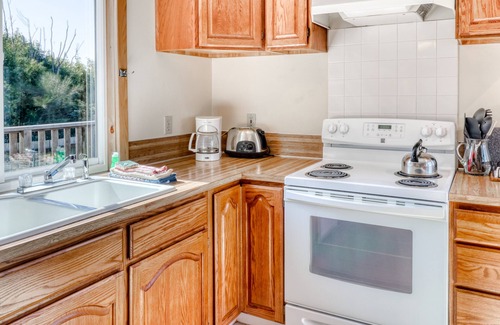 Gold Beach Cottage | Cute, Dog-Friendly Cottage with Bay and Ocean Views - Close to the Beach