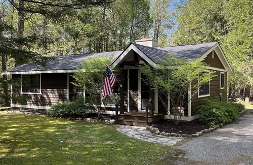 Egg Harbor Cottage | Cute Door County Cottage minutes from beach and Downtown Egg Harbor!