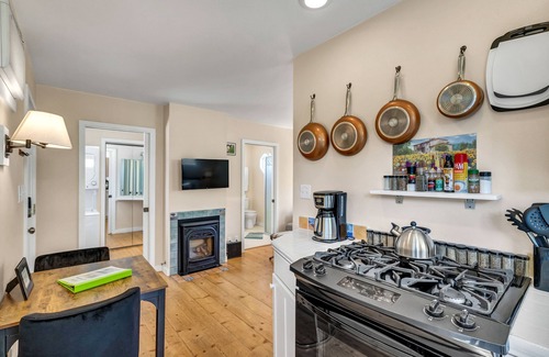St. Helena Cottage | Cute Downtown Saint Helena Wine Country Cottage!