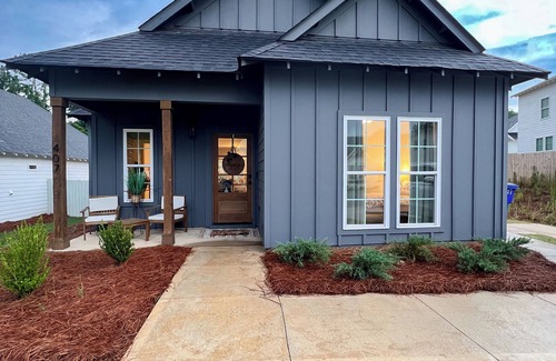 Auburn House | Cute House .5 miles from Auburn University with Porch Swing and Grill