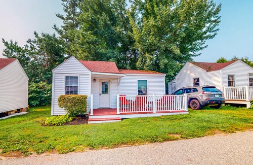 Wells Cottage | Cute In-Town Cottage 1 Mile from the Beach w/Porch, WiFi & Shared Pool/Hot Tub