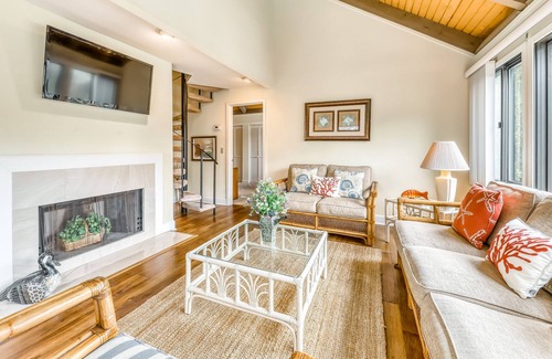 Night Heron Condo | Cute island condo w/ a shared pool & lagoon view - walk to the beach!