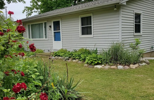 Sheridan Cottage | Cute lake-front country cottage with an easy drive to multiple attractions.