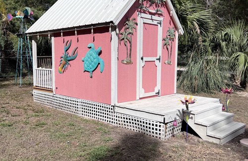 Steinhatchee House | Cute little 1BR/1BA cozy tiny home tucked away in your own little paradise.
