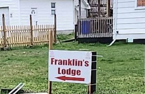 Whitman House | Cute Little Whole House For Rent Franklin’s Lodge