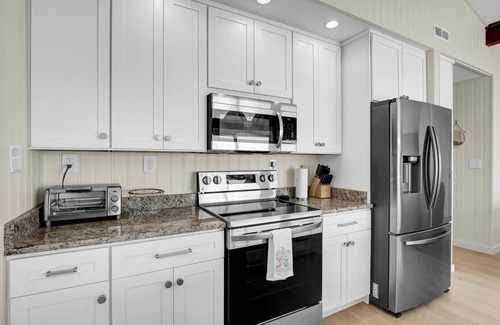 Surf City Cottage | Cute Oceanfront Beach Cottage- 3 bedrooms Surf City