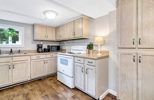 Weaverville House | Cute Old Cottage/Hot Tub/Firepit/10min to Ashville