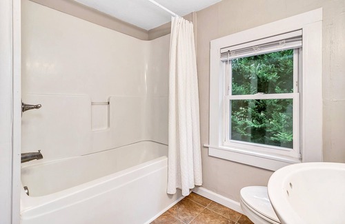 Weaverville House | Cute Old Cottage/Hot Tub/Firepit/10min to Ashville