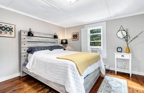 Weaverville House | Cute Old Cottage/Hot Tub/Firepit/10min to Ashville