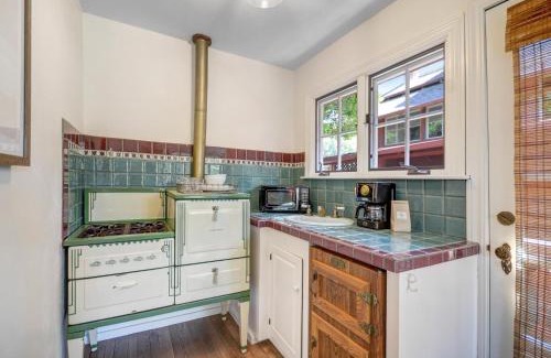 Sonoma House | Cute One Room Cottage In Sonoma- Includes Wine Tasting Passport
