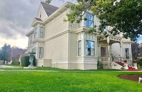 Salinas House | Cute Queen In Mansion near Beach Monterey Carmel