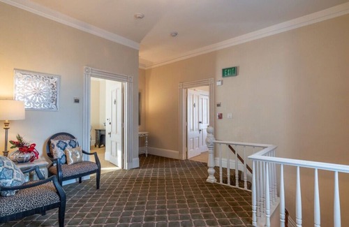 Salinas House | Cute Queen In Mansion near Beach Monterey Carmel