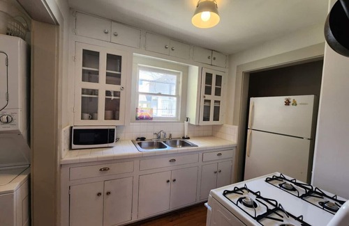 Woodland Heights House | Cute & Quiet Garage Apt Home