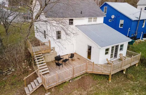 Brandon House | Cute, Renovated Historic Home on River, Walk to Downtown