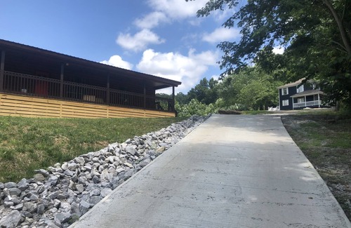 Graysville Cabin | Cute & Roomy 4/2 with Hot Tub, FP, Internet & More