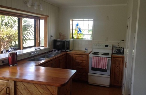 Raglan House | Cute, tree-wrapped cottage above the harbour