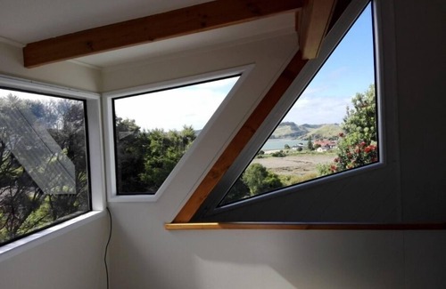 Raglan House | Cute, tree-wrapped cottage above the harbour