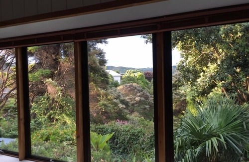 Raglan House | Cute, tree-wrapped cottage above the harbour