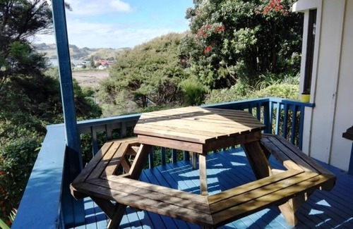 Raglan House | Cute, tree-wrapped cottage above the harbour