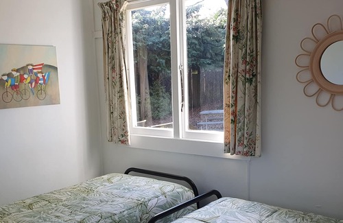 Te Anau Cottage | Cute 'Woodland Cottage' nestled amongst trees, 5 minutes from town