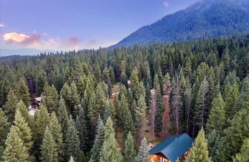 Garden Valley Cabin | Cutthroat Cabin: Large cabin with creek, 5 min. to Terrace Lakes for golf