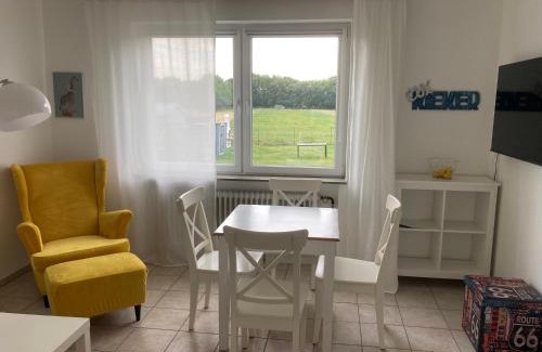 Holte-Spangen Apartment | CUXKieker - Moderne Ferienwohnung mit Pep in Cuxhaven-Sahlenburg, WLAN, Parkplatz und Gartenblick, nah am Nordseestrand und Wernerwald