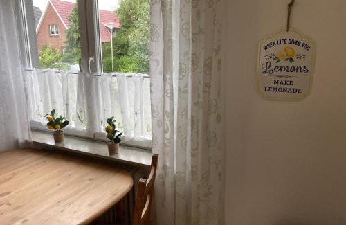 Holte-Spangen Apartment | CUXTräumer - Stilvolle Ferienwohnung für Paare - WLAN, privater Parkplatz und Grill - Ruhige Lage mit Gartenblick, Nordseestrand und Wernerwald fußläufig, Cuxhaven- Sahlenburg
