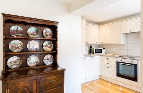 Warwick Town Centre House | CV34 4JD 20 St Nicholas Church Street · Cosy 2 Bed, Central Warwick & Parking | Pass The Keys
