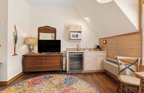 Ocracoke Villa | CV6B: Scotch Bonnet B -2nd floor studio with whirlpool tub!